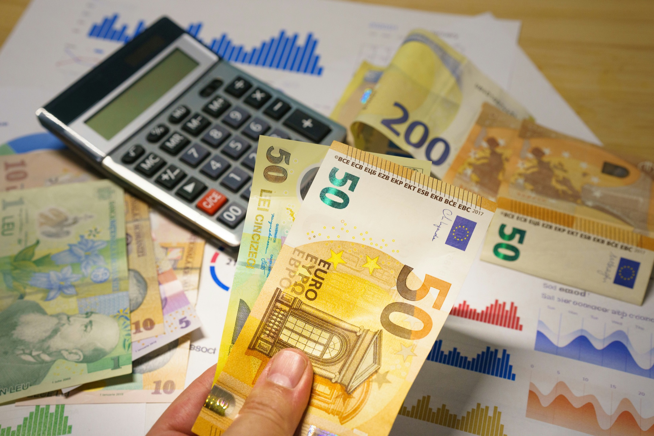 Nakit akışı ve finansal planlama için euro ve hesaplama görseli